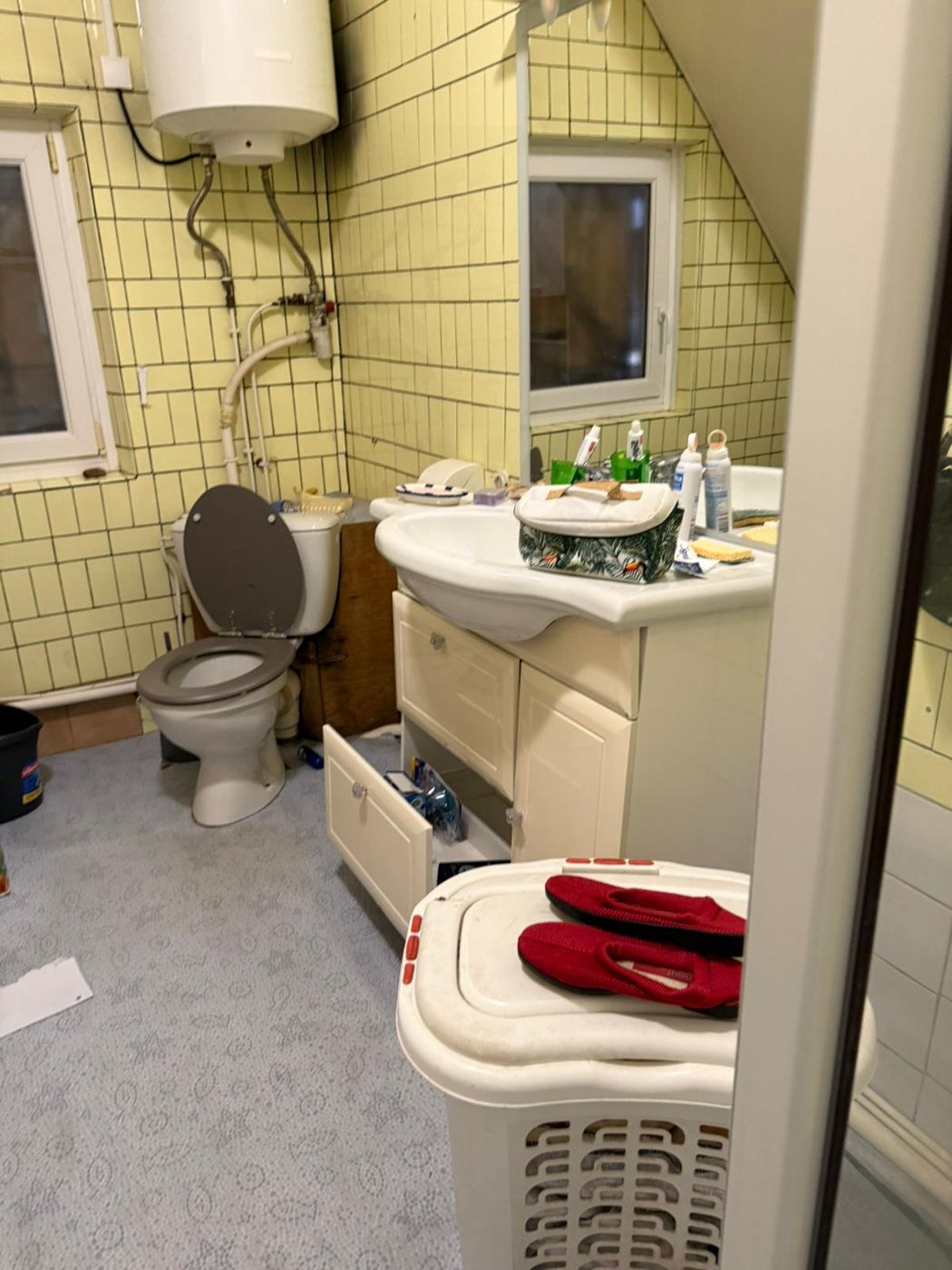 Salle de bain avant un débarras après décès